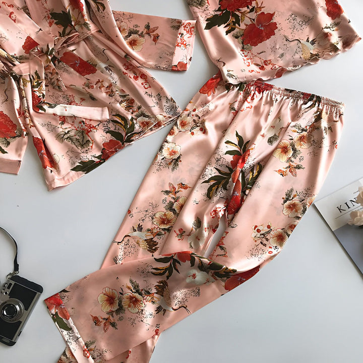 Ensemble kimono en satin rose à motifs floraux. Pyjama kimono confortable et élégant. Vêtements de nuit kimono parfaits pour la détente. Découvrez notre collection de kimonos en ligne.