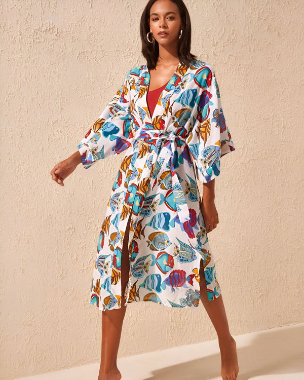 Femme portant un kimono à motifs de poissons colorés. Kimono léger et élégant, parfait pour la plage ou une tenue décontractée. Vente de kimonos en ligne.