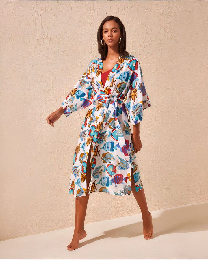 Femme portant un kimono blanc imprimé poissons colorés. Boutique de kimonos en ligne.