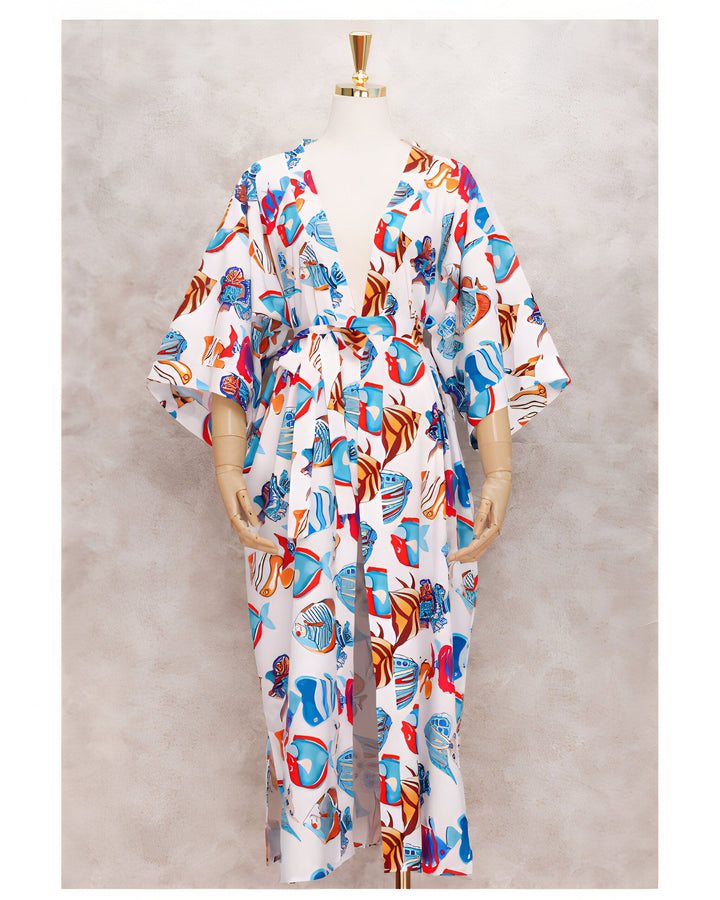 Kimono long blanc à motifs de poissons colorés. Vêtement ample et léger, idéal pour l'été. Disponible dans notre boutique de kimonos en ligne.