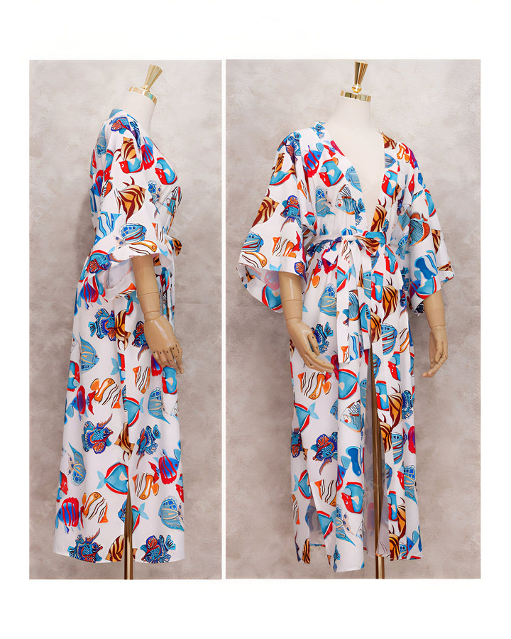 Kimono blanc à motifs de poissons colorés, présenté sur un mannequin. Vêtement estival ample avec ceinture. Idéal pour la plage ou la détente. Collection de kimonos en vente.