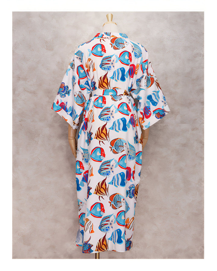 Kimono blanc à motifs de poissons colorés. Vue arrière d'un kimono original et élégant, idéal pour la maison ou la plage. Vente de kimonos en ligne.