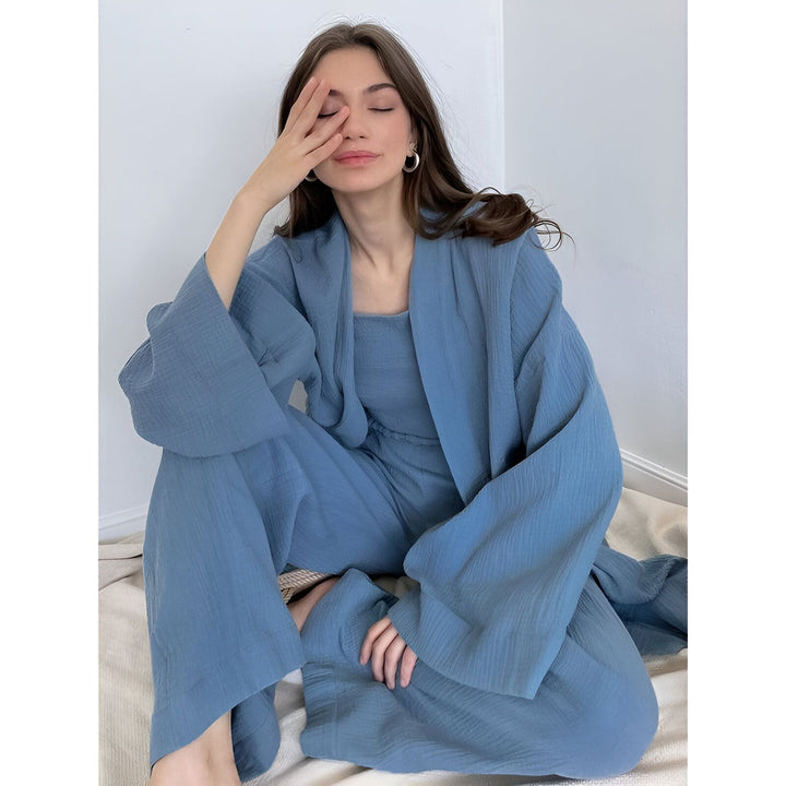 Femme portant un kimono bleu confortable. Vêtements de détente, style kimono. Boutique de kimonos en ligne.