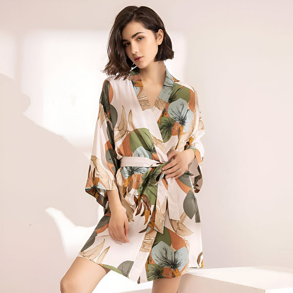 Femme portant un kimono à motifs floraux. Vêtements de détente élégants et confortables. Achetez nos kimonos de haute qualité en ligne.