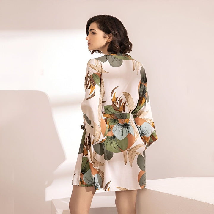 Femme portant un kimono court à imprimé floral. Vue de dos d'un peignoir élégant. Découvrez notre collection de kimonos uniques en ligne.