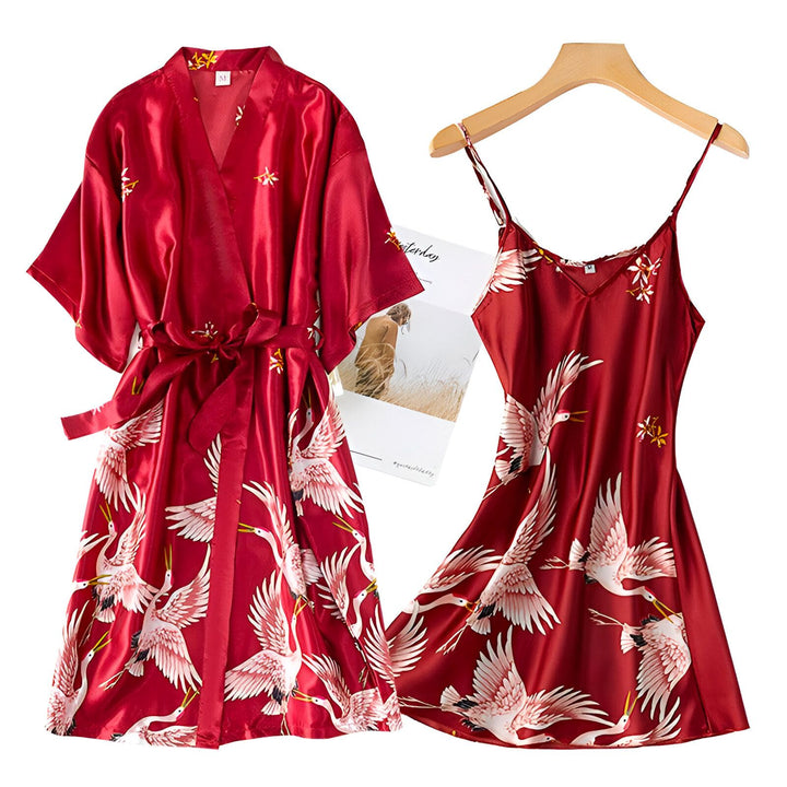 Ensemble kimono rouge avec motifs de grues blanches et fleurs. Peignoir de style japonais et nuisette assortie, vêtement de nuit élégant. Idéal pour se détendre avec style.
