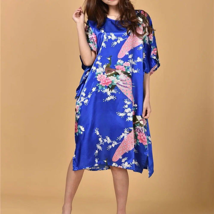 Kimono bleu en satin avec motif paon et fleurs. Vêtement de détente élégant et confortable. Découvrez notre collection de kimonos uniques.