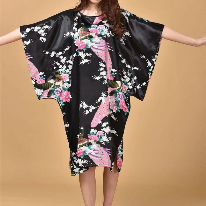 Kimono noir à motifs de paons et fleurs roses. Vêtement ample et confortable, idéal pour la détente. Découvrez notre collection de kimonos uniques.
