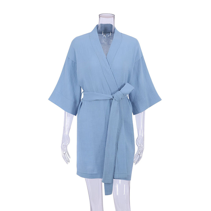Kimono bleu clair avec ceinture nouée, manches larges. Vêtements de détente élégants. Découvrez notre collection de kimonos pour femmes.