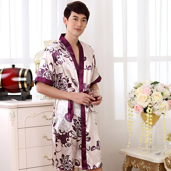 Homme asiatique portant un kimono en soie à motifs floraux pour la détente. Vente de kimonos et vêtements de nuit.