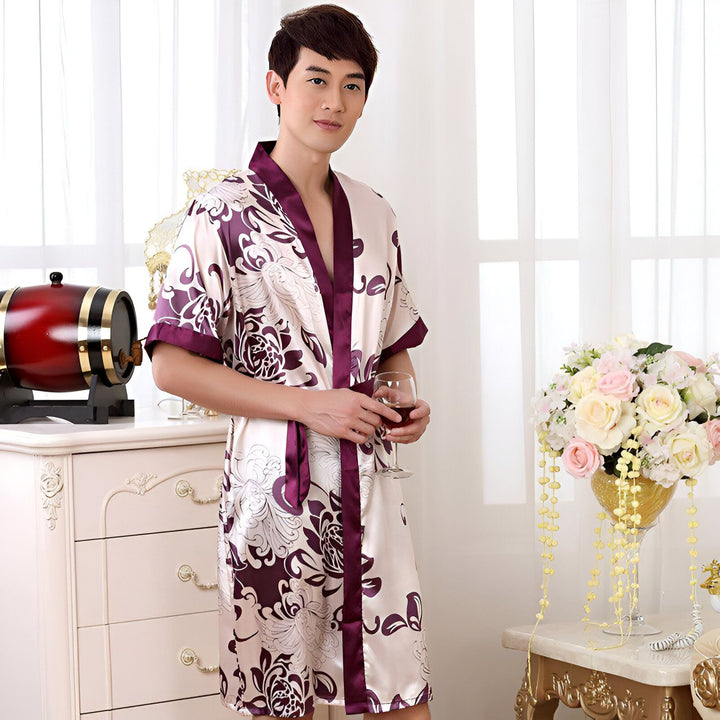Homme asiatique portant un kimono en soie à motifs floraux pour la détente. Vente de kimonos et vêtements de nuit.