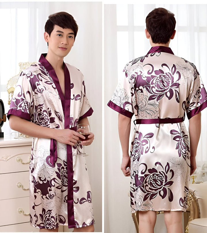 Homme portant un kimono en satin beige à motifs floraux violets. Vente de kimonos pour hommes.