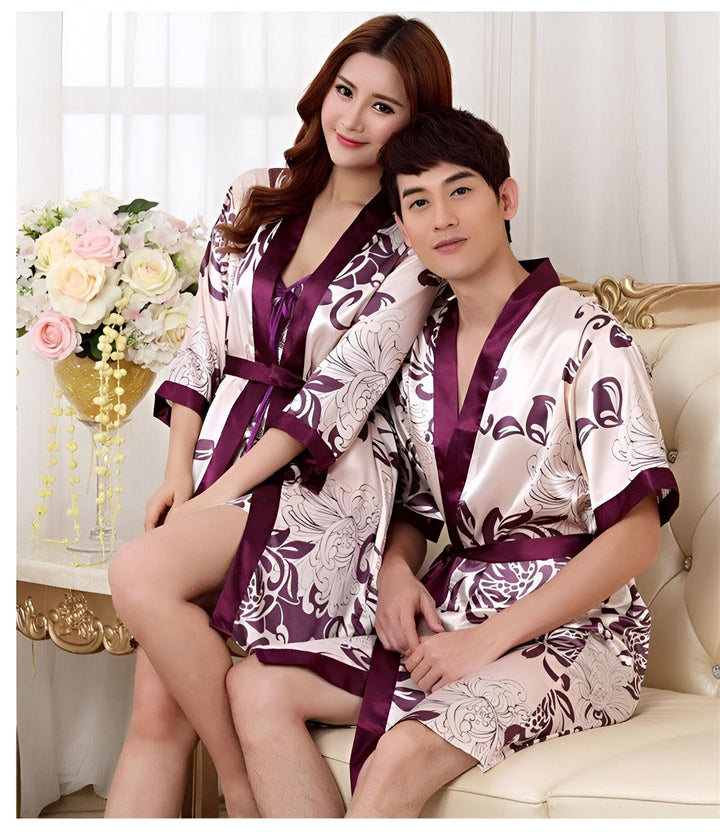 Couple portant des kimonos assortis à motifs floraux. Vêtements de détente confortables et élégants. Kimonos disponibles dans notre boutique.