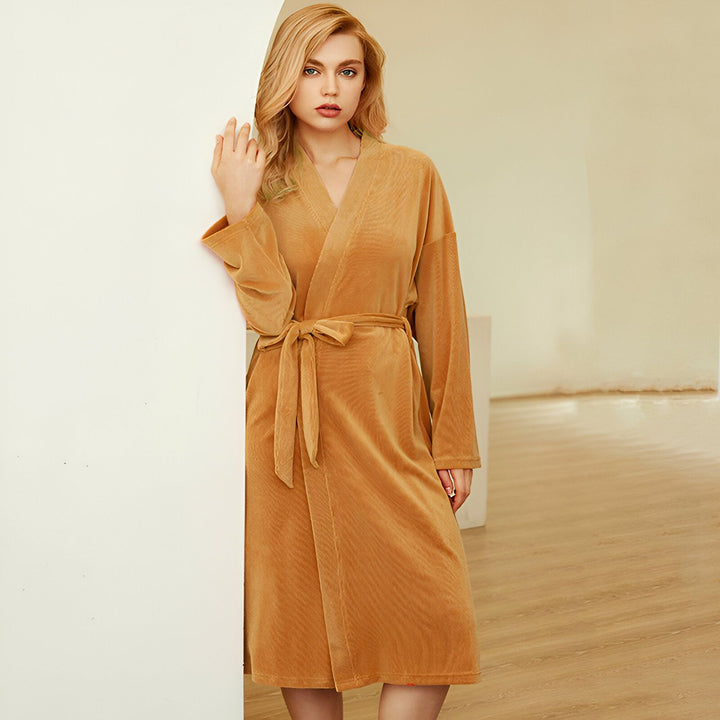 Femme portant un kimono marron en velours côtelé avec une ceinture. Kimono confortable pour la maison ou comme peignoir élégant. Découvrez notre collection de kimonos uniques.