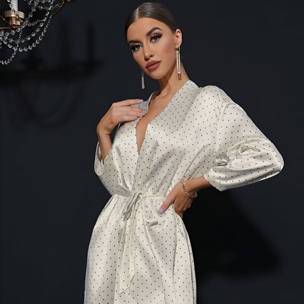Femme portant un kimono blanc à pois noirs. Kimono élégant avec ceinture assortie. Vêtements de détente de luxe. Idéal pour se relaxer à la maison. Kimonos de notre collection.