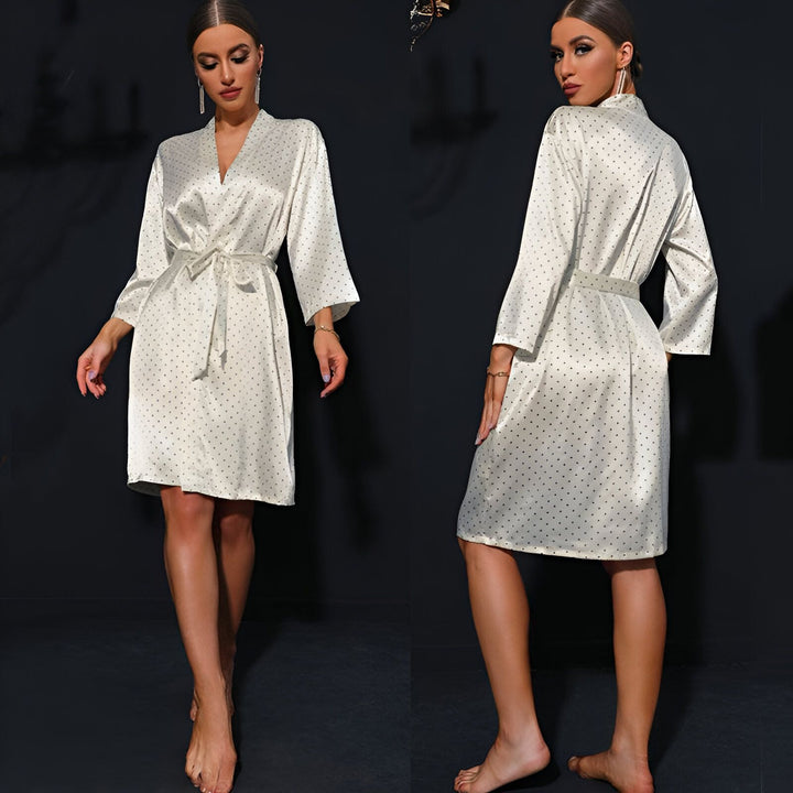 Kimono court en satin à pois porté par une femme, disponible à l'achat. Idéal comme vêtement de détente ou robe de chambre élégante.