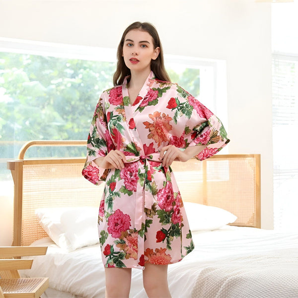 Femme portant un kimono rose à motifs floraux. Vente de kimonos élégants et confortables. Découvrez notre collection de kimonos pour femme.