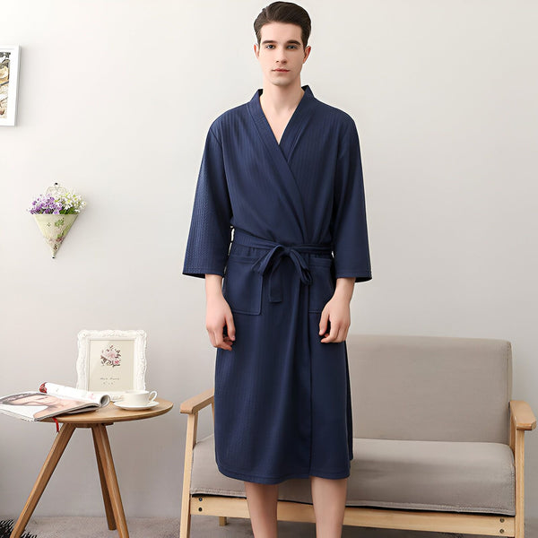Homme portant un kimono bleu marine. Vente de kimonos traditionnels et modernes pour hommes. Peignoir style japonais, idéal après le bain ou comme vêtement d'intérieur.