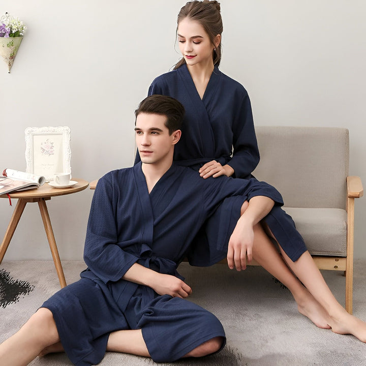 Couple portant des kimonos assortis bleus. Vente de kimonos pour hommes et femmes. Kimonos confortables et élégants pour la maison. Mode japonaise moderne.