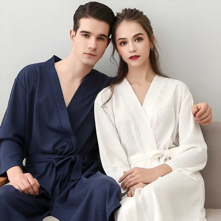 Couple portant des kimonos de bain confortables. Lui en bleu marine, elle en blanc. Vente de kimonos pour hommes et femmes.