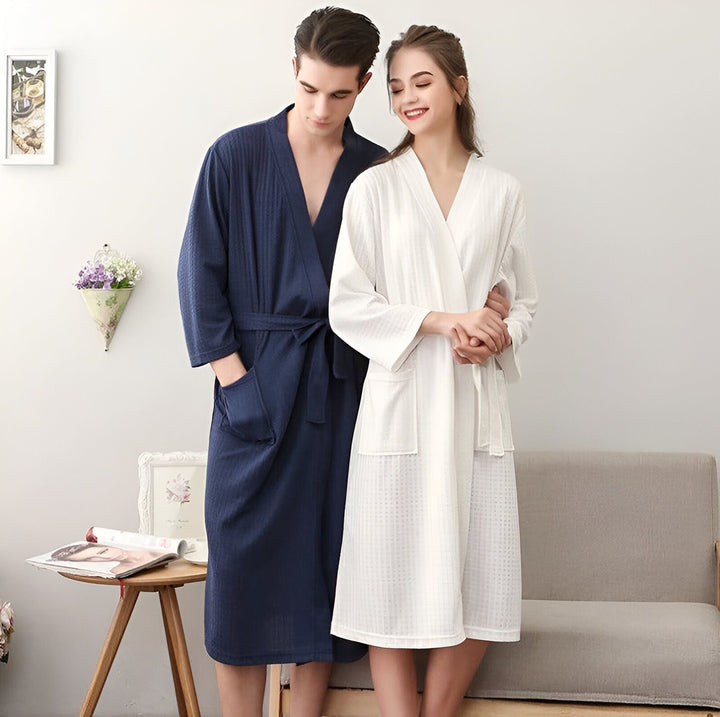 Couple portant des kimonos assortis. Kimono bleu marine pour homme, kimono blanc pour femme. Vente de kimonos confortables.