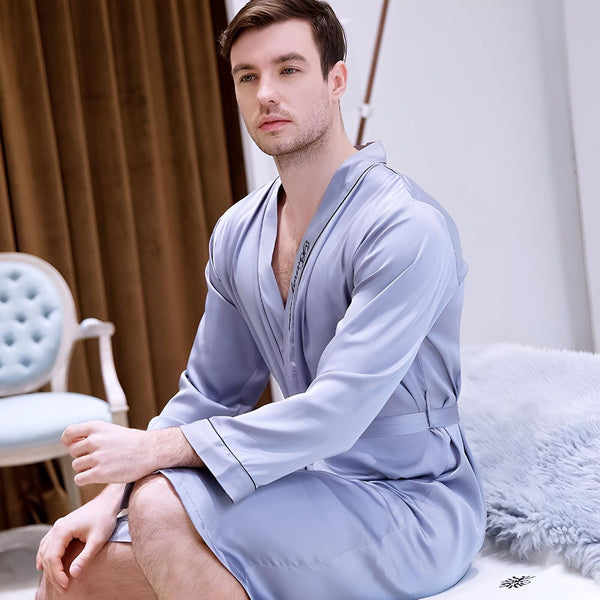 Homme portant un kimono bleu soyeux. Vêtements d'intérieur confortables et élégants. Kimonos de qualité pour hommes disponibles à l'achat.