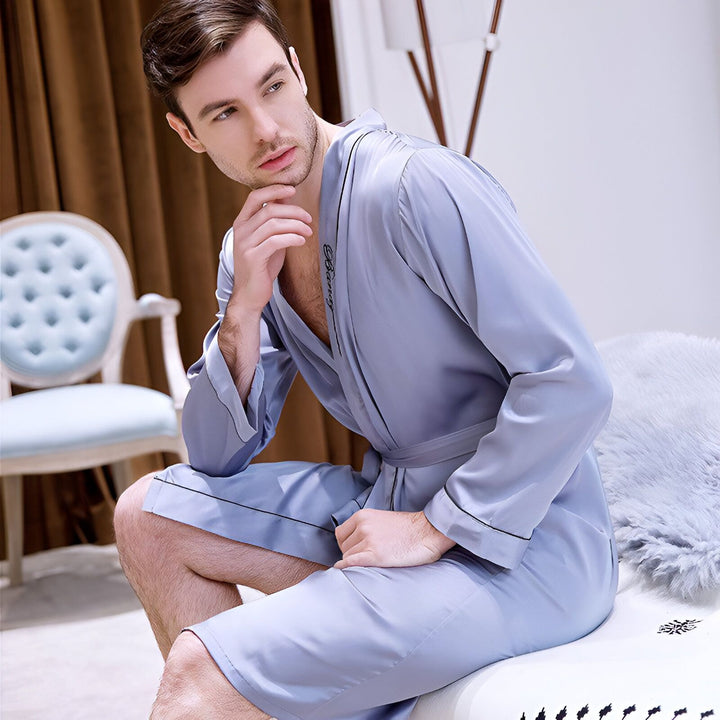 Homme portant un kimono gris en satin. Vente de kimonos confortables et élégants pour hommes et femmes. Découvrez notre collection de robes de chambre japonaises traditionnelles.