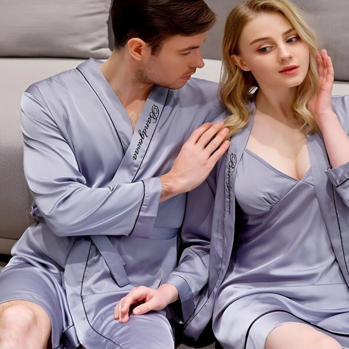 Couple portant des kimonos assortis. Vêtements d'intérieur confortables et élégants. Kimonos en soie pour hommes et femmes. Idée cadeau pour couples. Boutique de kimonos en ligne.