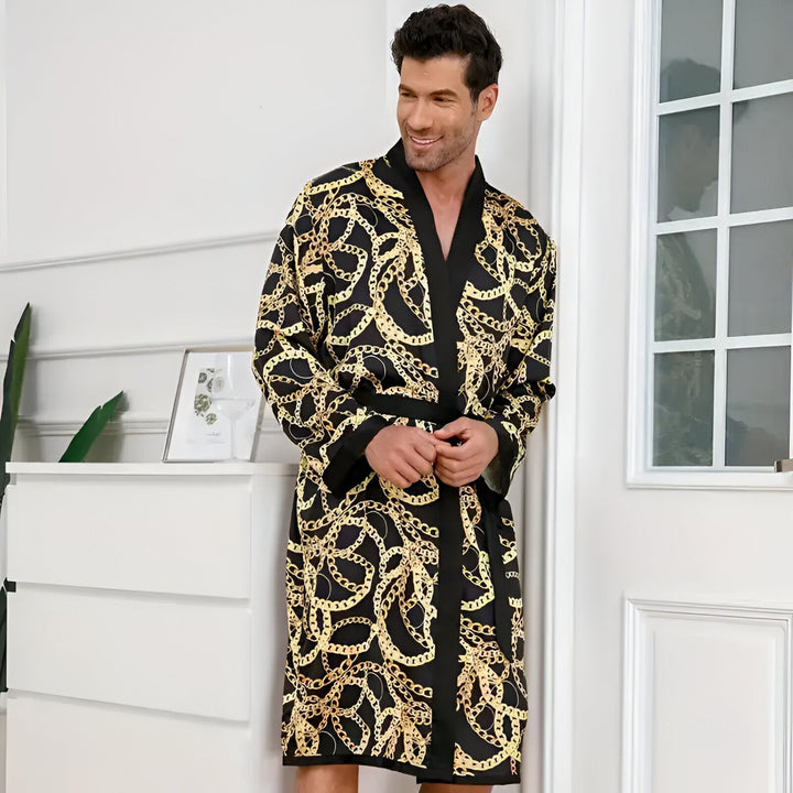 Homme portant un kimono noir à motifs de chaînes dorées. Vente de kimonos pour hommes, robes de chambre confortables et élégantes.