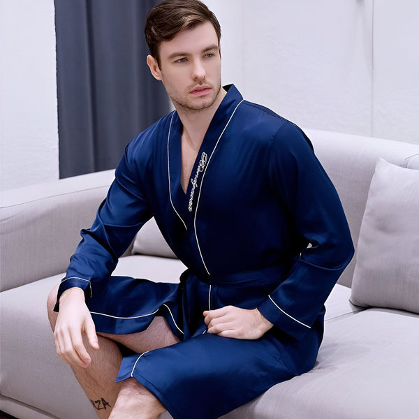 Homme portant un kimono bleu marine élégant avec bordure blanche. Vente de kimonos de luxe pour hommes et femmes.