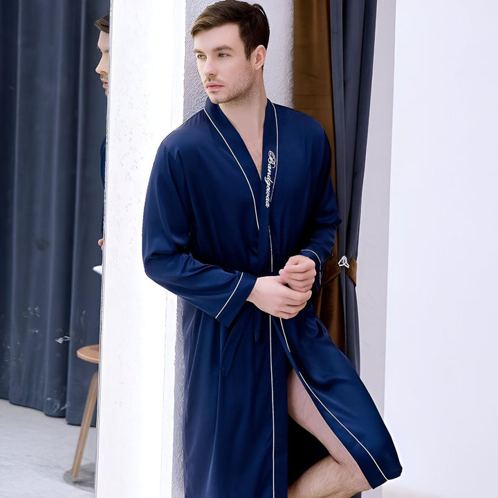 Homme portant un kimono bleu marine élégant. Vente de kimonos pour hommes. Peignoir en soie confortable avec finitions blanches. Mode japonaise moderne.