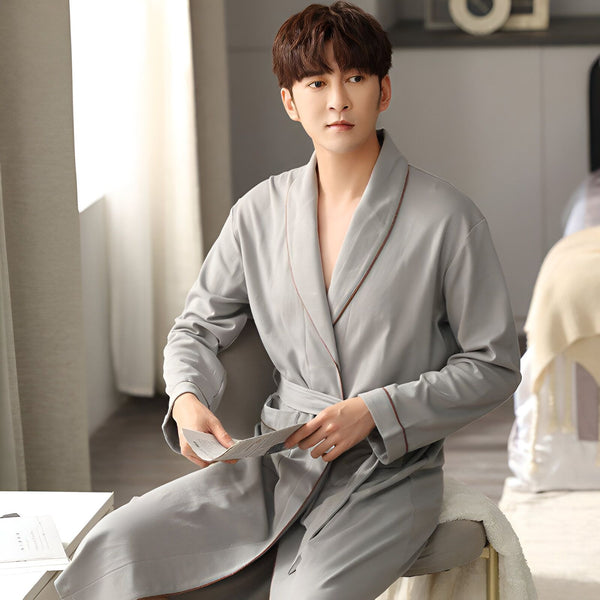 Homme portant un kimono gris clair avec bordure marron. Vente de kimonos pour hommes.