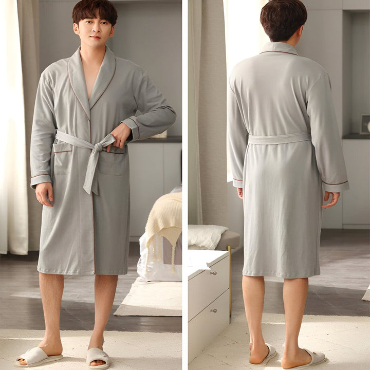 Homme portant un kimono gris avec des bordures bordeaux, devant et dos. Kimono avec ceinture assortie. Vente de kimonos pour hommes et femmes.