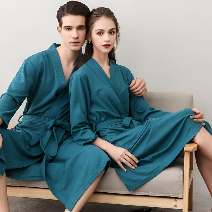 Couple portant des kimonos bleus assortis. Vente de kimonos pour hommes et femmes.