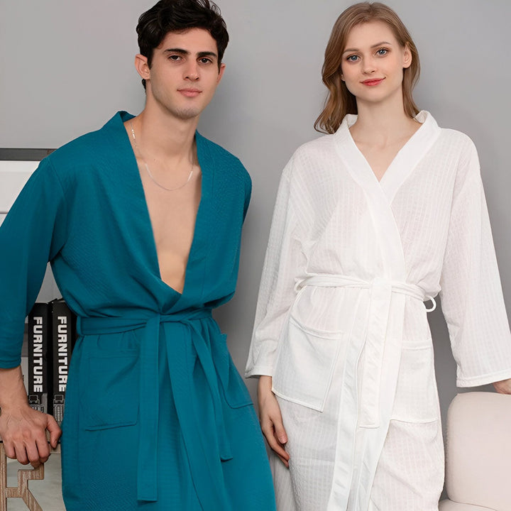 Couple portant des kimonos : homme en kimono bleu turquoise, femme en kimono blanc. Kimonos élégants et confortables à vendre.