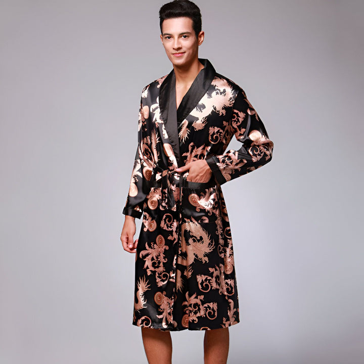 Homme portant un kimono noir et or à motifs de dragons. Vente de kimonos pour hommes, peignoir élégant et confortable.