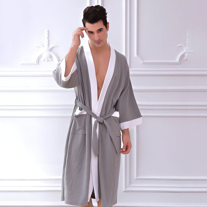 Homme portant un kimono gris et blanc. Vêtements de détente pour hommes. Peignoir confortable et élégant. Produits kimono de qualité supérieure.