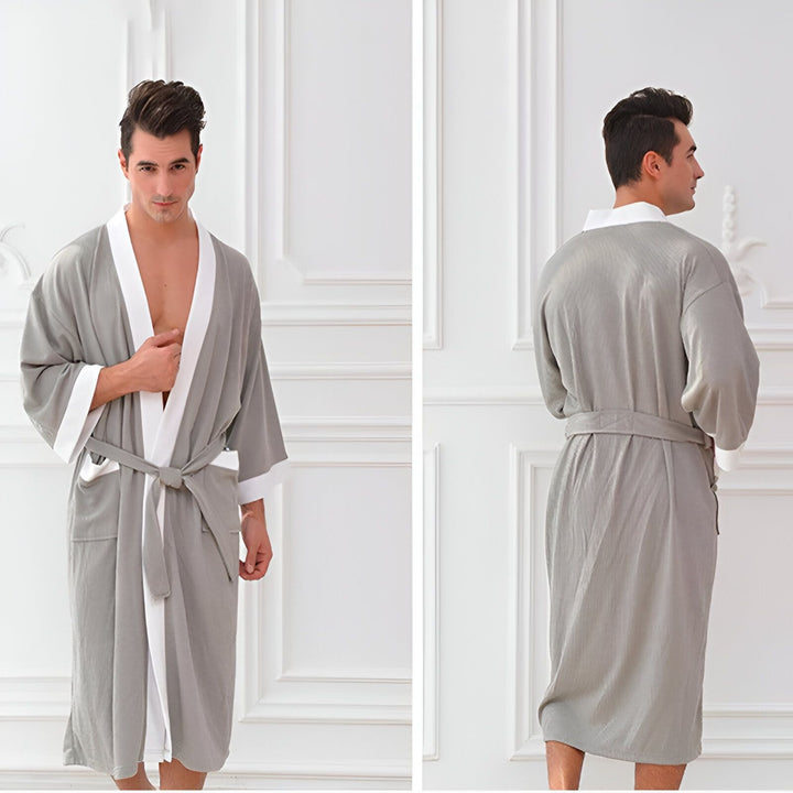 Homme portant un kimono gris avec bordure blanche. Vêtements de détente confortables. Robe de chambre masculine élégante. Kimono pour homme.