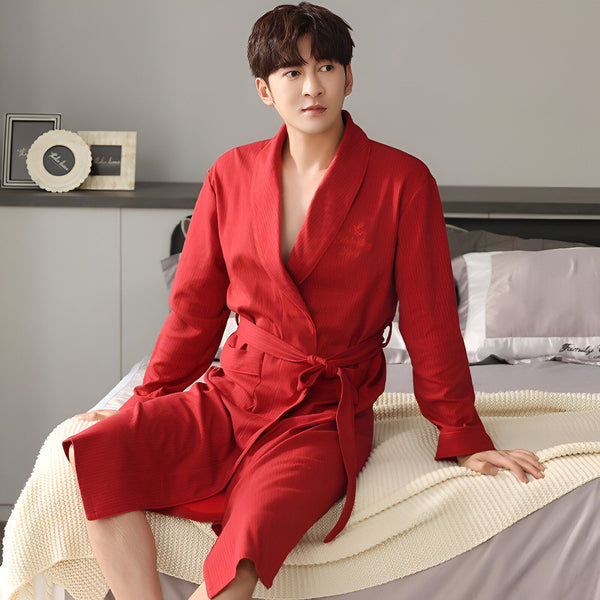 Homme asiatique portant un kimono rouge. Vente de kimonos confortables.