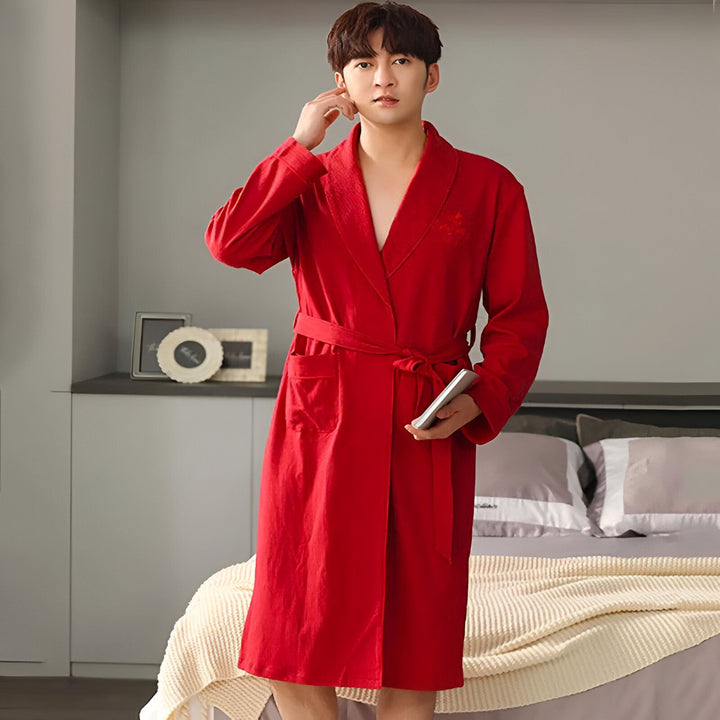 Homme en kimono rouge, peignoir de maison avec ceinture. Détails brodés. Vêtement confortable pour se détendre. Vente de kimonos en ligne.