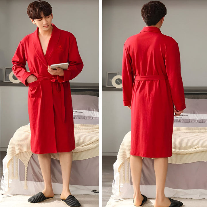 Homme en kimono rouge, devant et dos, avec ceinture et poches. Vêtements d'intérieur confortables et élégants. Découvrez notre collection de kimonos de qualité.