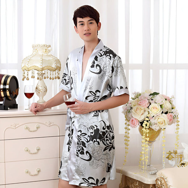 Homme portant un kimono en soie blanc et noir, tenant un verre de vin. Élégance et confort. Collection de kimonos pour hommes.