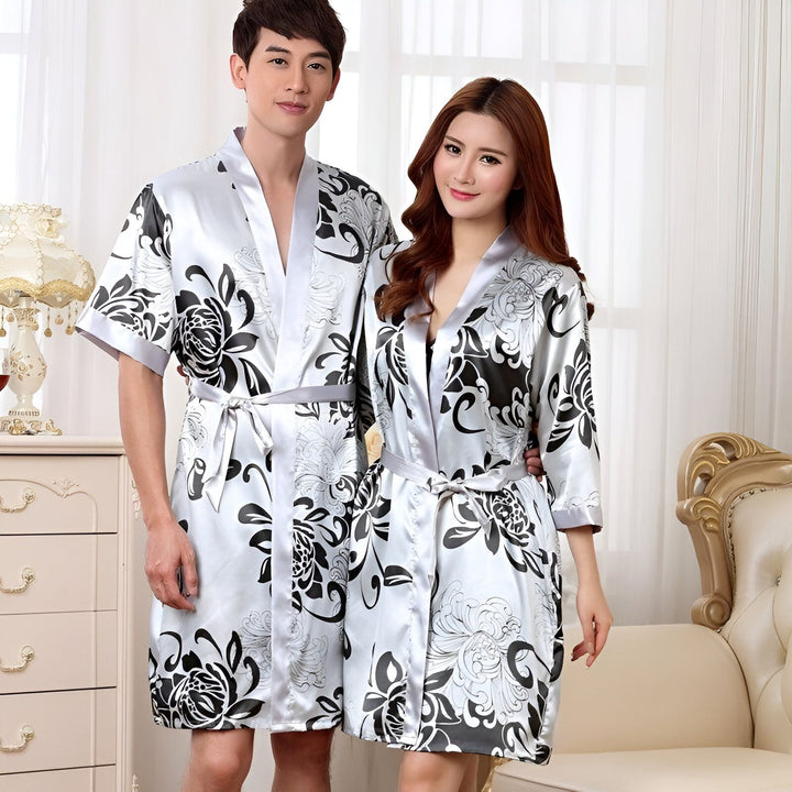 Couple portant des kimonos assortis à motifs floraux noirs et blancs. Vente de kimonos en ligne.