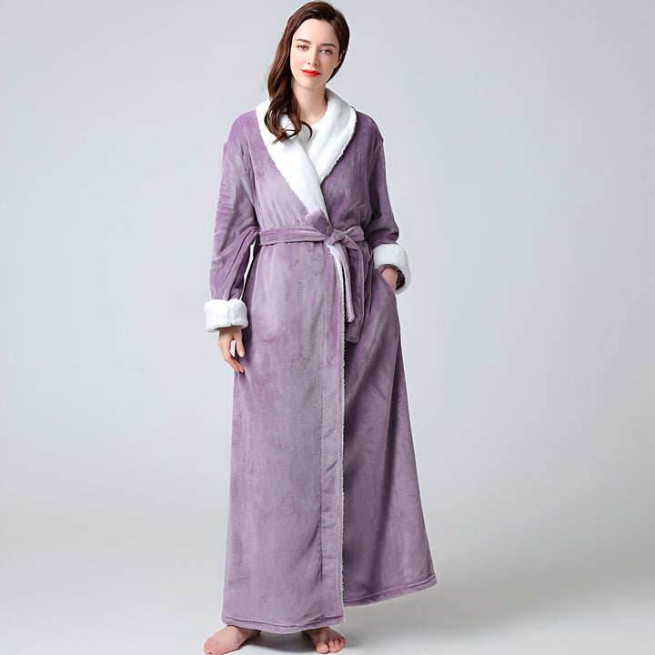 Femme portant un long kimono violet en peluche avec bordure blanche duveteuse. Peignoir chaud et confortable.