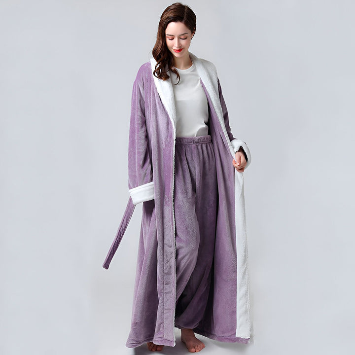 Femme en kimono de chambre violet et blanc. Peignoir long et pantalon assorti. Vêtements d'intérieur confortables et élégants. Collection de kimonos et robes de chambre.