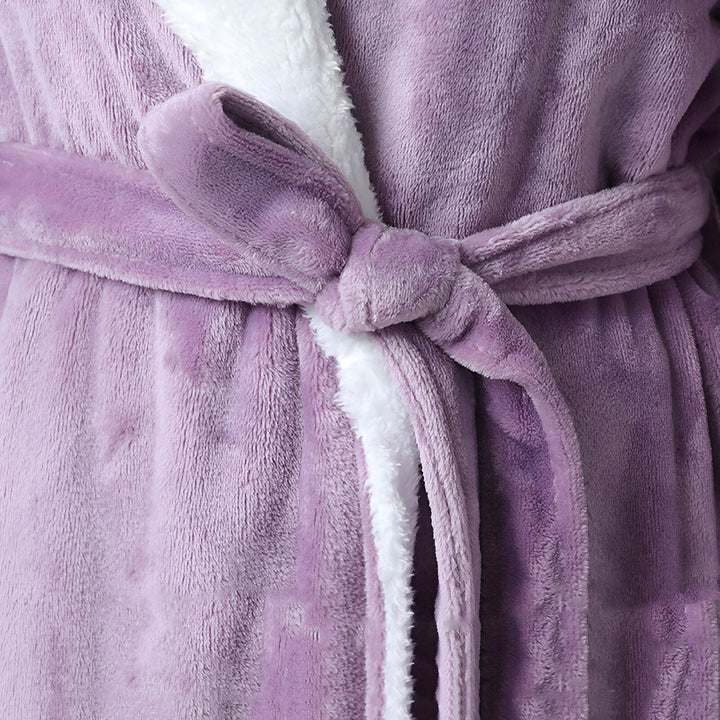 Détail d'un kimono de bain violet en tissu doux, avec ceinture nouée. Peignoir confortable, idéal pour la détente. Collection de kimonos pour femmes.