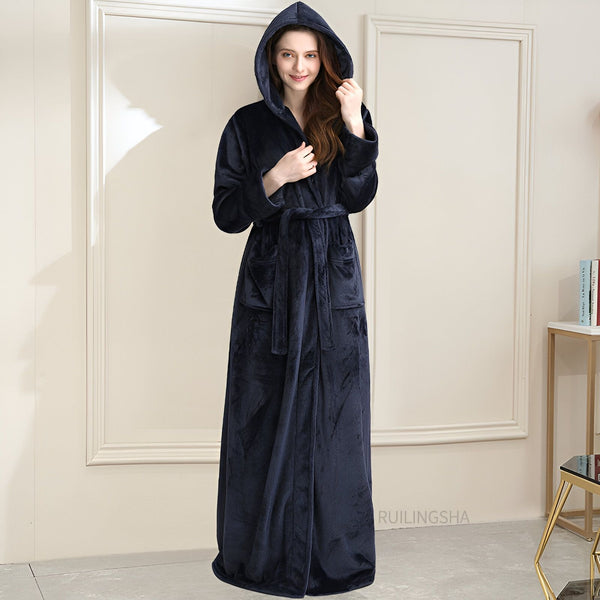 Femme souriante en peignoir kimono bleu marine à capuche et ceinture. Confort et élégance pour la maison. Découvrez notre collection de kimonos pour femme.