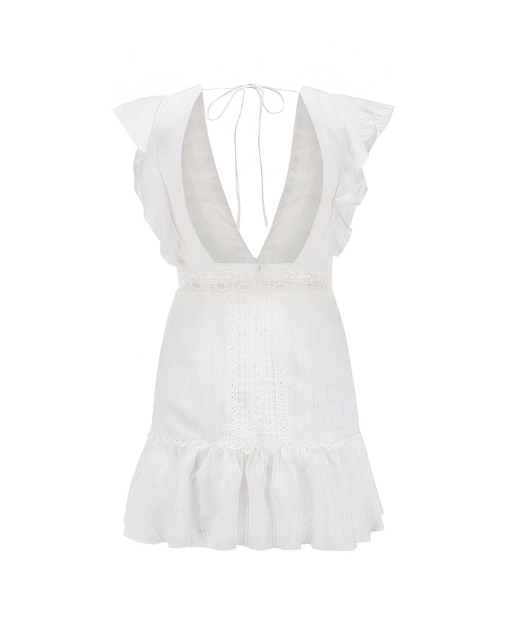 Robe blanche à volants et dentelle, dos nu avec liens. Élégance et légèreté, parfaite pour compléter votre kimono. Découvrez notre collection exclusive !