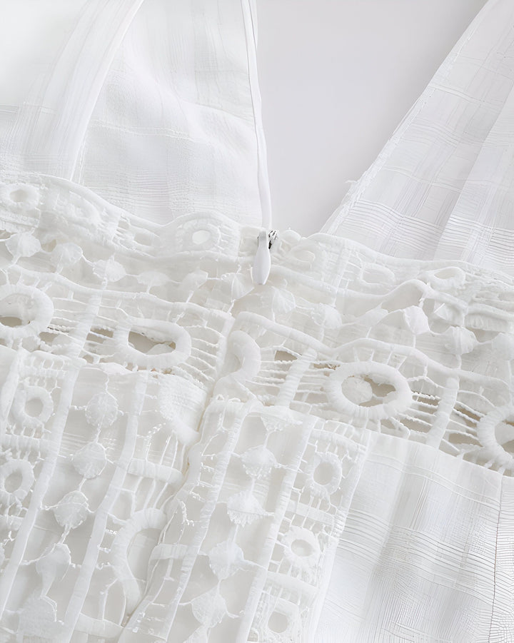 Détail d'un kimono blanc avec fermeture éclair et motifs en dentelle délicate. Kimonos élégants et confortables pour toutes les occasions.