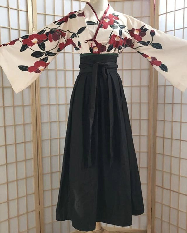 Kimono traditionnel japonais avec motifs floraux rouges, haut crème et jupe noire. Découvrez notre collection de kimonos uniques et authentiques.